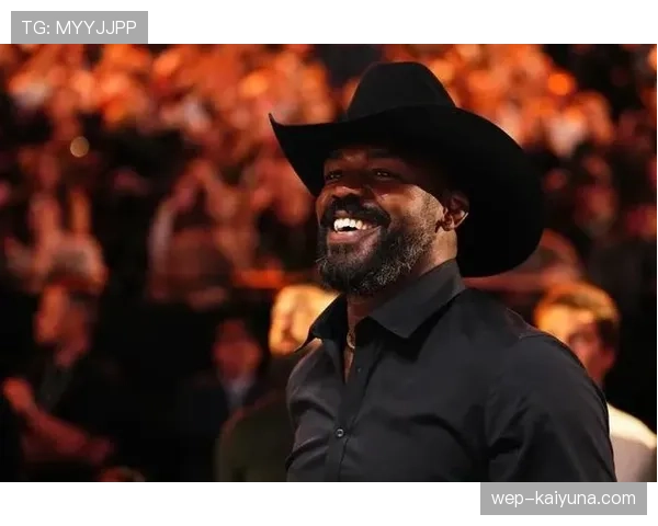 乔恩·琼斯又在深夜发训练视频，这自律劲儿是真让人睡不着